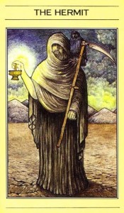 בקלף הנזיר בחפיסת הקלפים של ליז גרין דמות הנזיר היא האל כרונוס (אל הזמן המייצג גם סבלנות)